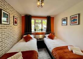 Clarence House 3 Bedrooms 8min to Station E17 North East London 5