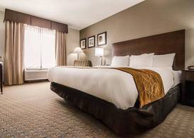 Quality Suites St. Joseph 5