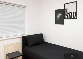 Prime 4BR Reading House & Free Parking 2