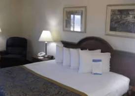 LakeWood Inn & Suites 4