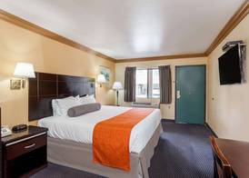 Howard Johnson by Wyndham Norco 4
