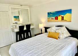 Colony Club Inn & Suites 4