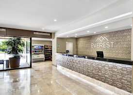 Everest Hotel 4