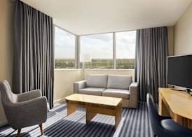 Ramada Hotel & Suites by Wyndham Coventry 4