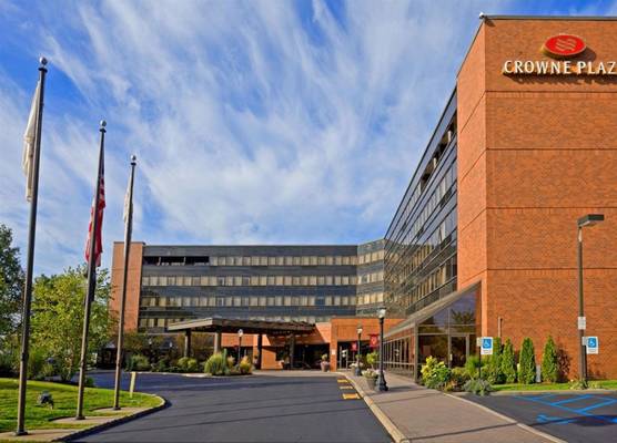 Crowne Plaza EDISON by IHG 1