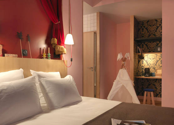 MOB HOTEL Paris Les Puces 1