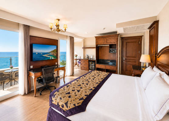 GLK PREMIER The Home Suites & Spa 1