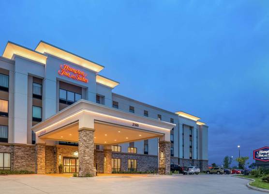 Hampton Inn & Suites Ames, IA 1