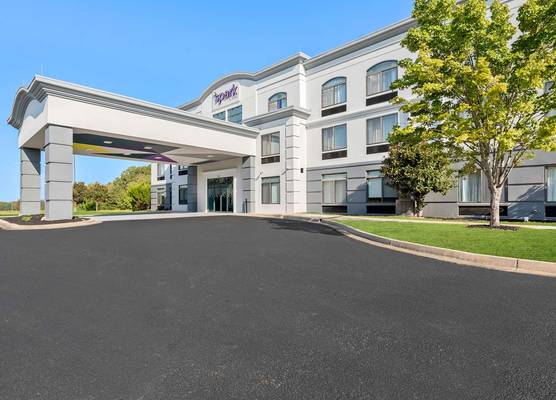 Spark by Hilton Tupelo 1
