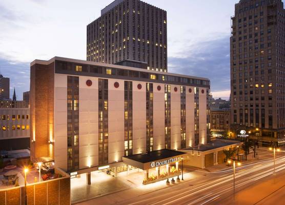 DoubleTree by Hilton Milwaukee Downtown 1