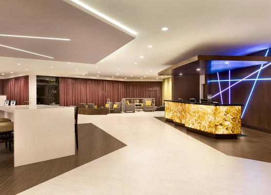DoubleTree by Hilton Toronto Airport West 1