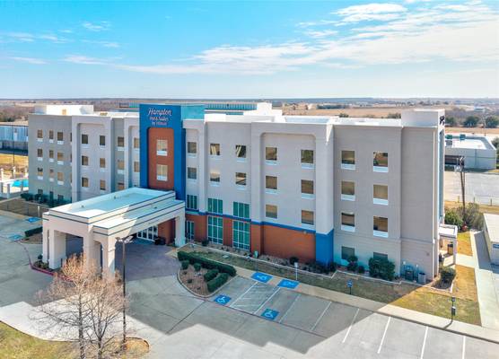 Hampton Inn & Suites Corsicana 1