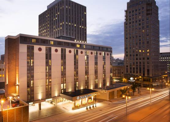 DoubleTree by Hilton Milwaukee Downtown 1