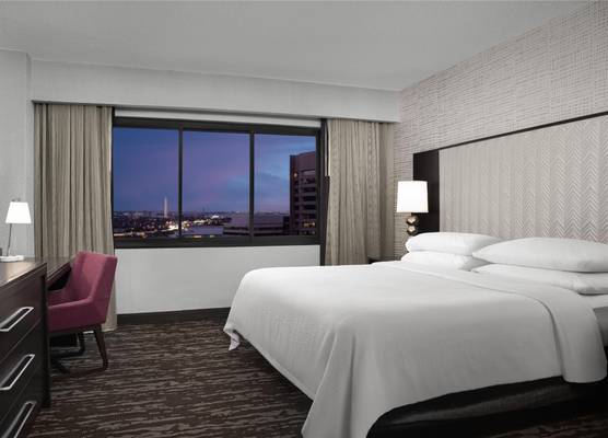 Embassy Suites by Hilton Crystal City National Airport 1