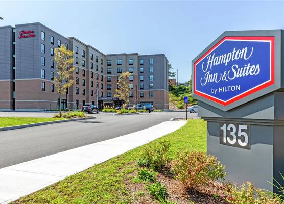 Hampton Inn & Suites Boston/Waltham 1