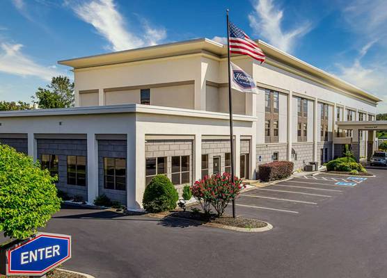 Hampton Inn Dickson 1