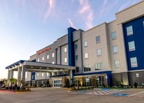 Hampton Inn & Suites Cleburne 1