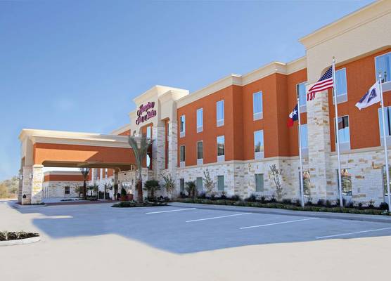 Hampton Inn & Suites Winnie 1
