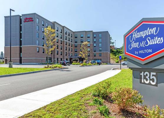 Hampton Inn & Suites Boston/Waltham 1