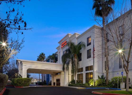 Hampton Inn & Suites Tulare 1