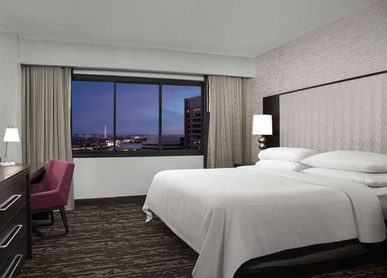 Embassy Suites by Hilton Crystal City National Airport 1