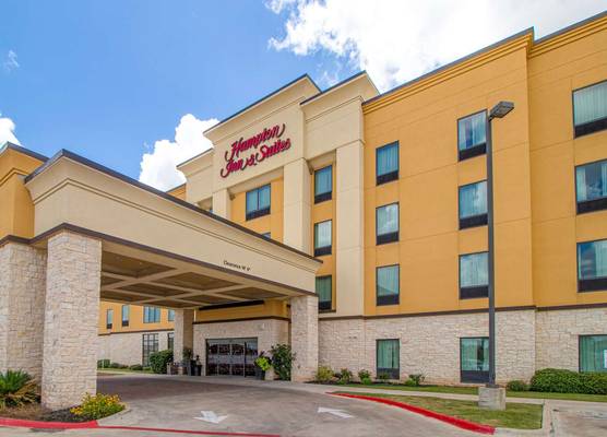 Hampton Inn & Suites Bastrop 1