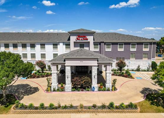 Hampton Inn & Suites Denton 1