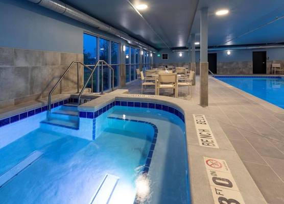 La Quinta Inn & Suites by Wyndham Kaukauna 1