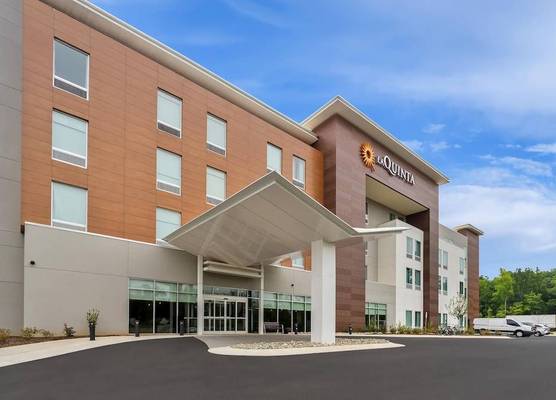 La Quinta Inn & Suites by Wyndham Mebane 1