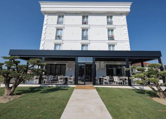 Hotel By Holiday 1