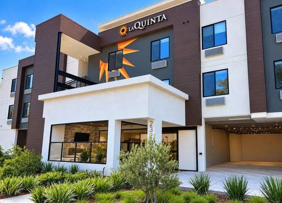 La Quinta Inn and Suites by Wyndham Torrance Redondo Beach 1