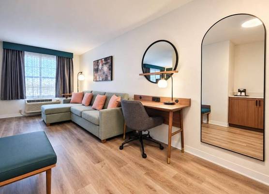 La Quinta Inn & Suites by Wyndham Auburn Hills / Detroit 1
