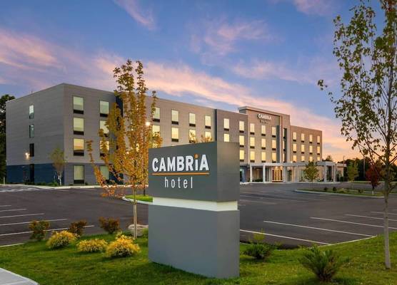 Cambria Hotel & Suites Plymouth 1