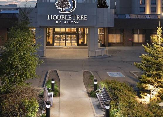 DoubleTree by Hilton Hotel West Edmonton 1