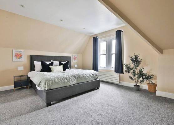 4 Bed House with Pool Table & Parking 1