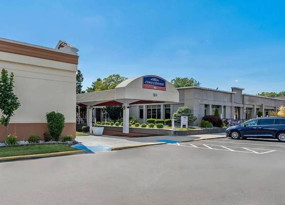 Howard Johnson by Wyndham Albany 1
