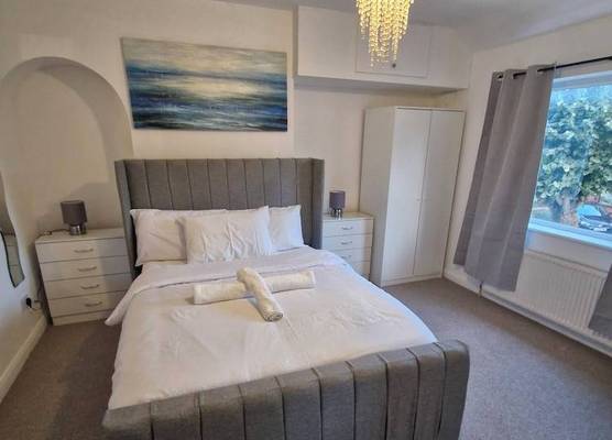 Spacious 3 bed house close to city and shops 1