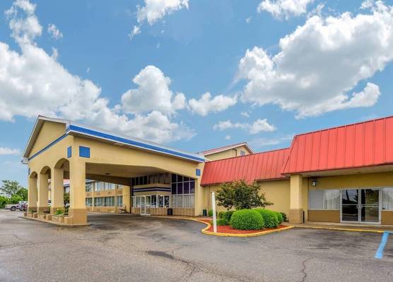 Econo Lodge Inn & Suites Triadelphia - Wheeling 1