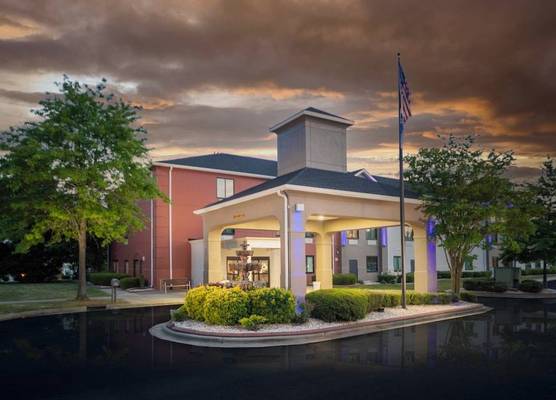 Holiday Inn Express CLAYTON (SE RALEIGH) by IHG 1