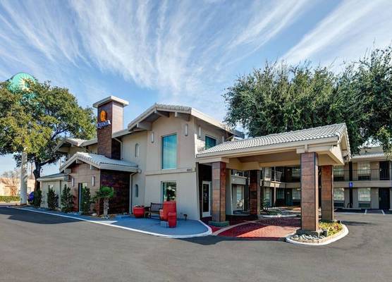 La Quinta Inn by Wyndham Dallas Uptown 1