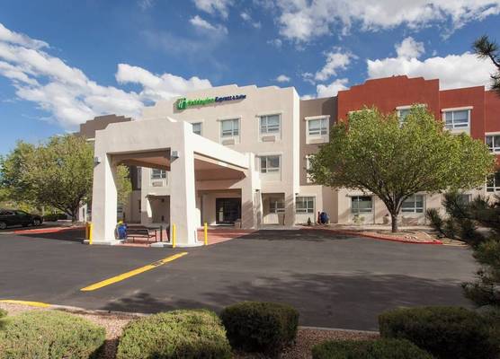 Holiday Inn Express & Suites SANTA FE by IHG 1