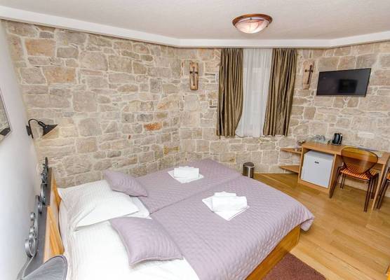 Apartment and Rooms Desideria 1