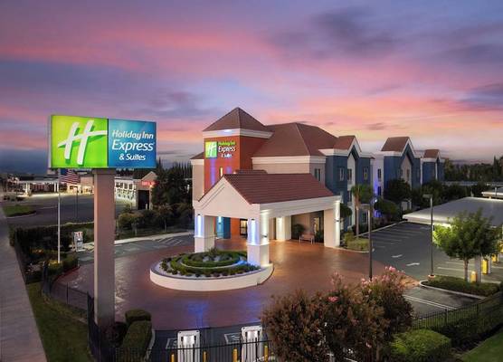 Holiday Inn Express & Suites LATHROP by IHG 1