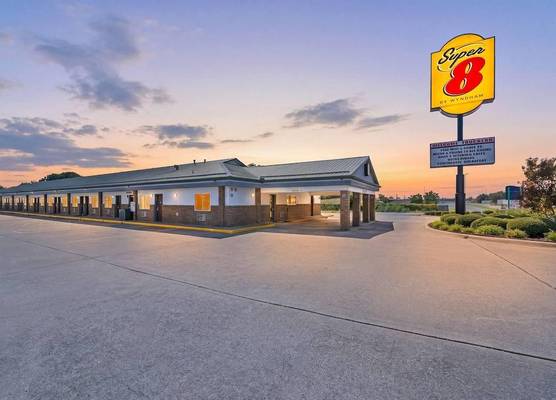 Super 8 by Wyndham Siloam Springs 1
