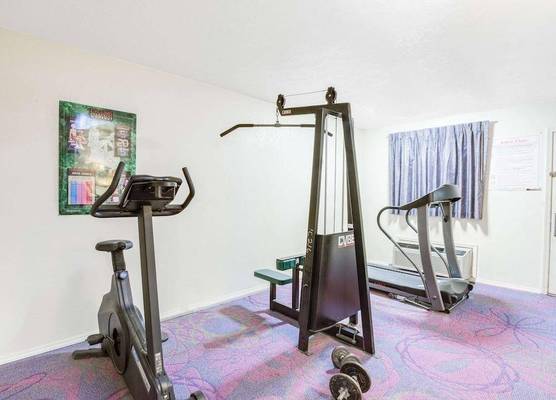 Travelodge by Wyndham Parkersburg 1