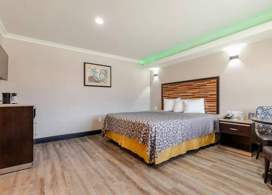 Diamond Bell Inn & Suites 1