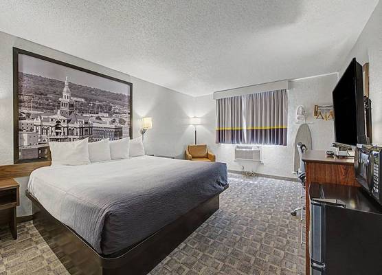 Super 8 by Wyndham Dubuque 1