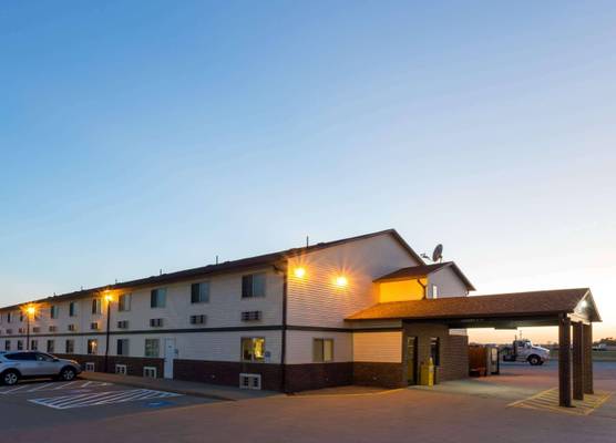 Super 8 by Wyndham Mendota 1