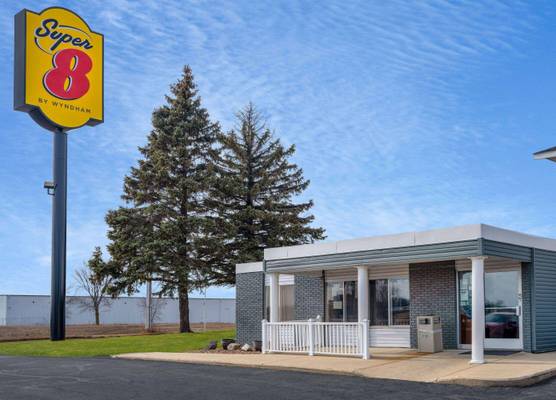 Super 8 by Wyndham Owatonna 1
