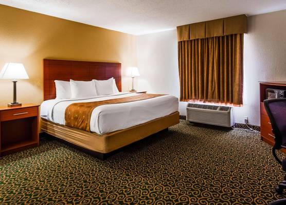 Deluxe Inn 1